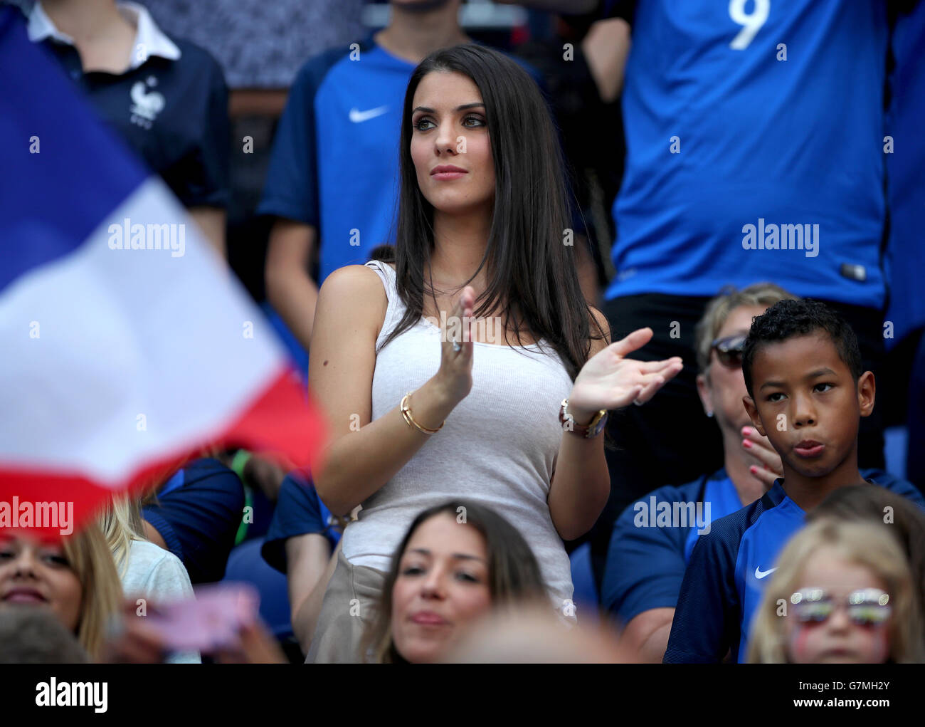 Ludivine Sagna, der Ehefrau von Frankreich Bacary Sagna und ihr Sohn Elias auf der Tribüne vor der Runde der 16 Spiel im Stade de Lyon, Lyon. PRESSEVERBAND Foto. Bild Datum: Sonntag, 26. Juni 2016. Finden Sie unter PA Geschichte Fußball Frankreich. Bildnachweis sollte lauten: Nick Potts/PA Wire. Einschränkungen: Verwendung Beschränkungen unterworfen. Nur zur redaktionellen Verwendung. Buch und Zeitschrift Vertrieb zugelassenen bietet nicht nur gewidmet ein Team/Spieler/Partie. Keine kommerzielle Nutzung. Rufen Sie + 44 (0) 1158 447447 für weitere Informationen. Stockfoto