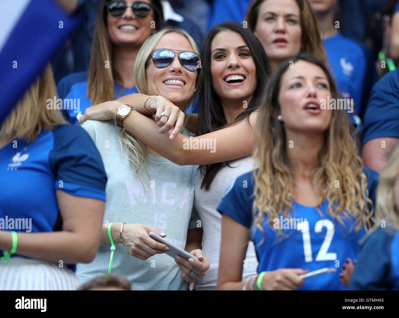 Sandra Evra, Ehefrau des französischen Patrice Evra (links) und Ludivine Sagna, Frau von Frankreichs Bacary Sagna in den Ständen vor der Runde der 16 Spiel im Stade de Lyon, Lyon. PRESSEVERBAND Foto. Bild Datum: Sonntag, 26. Juni 2016. Finden Sie unter PA Geschichte Fußball Frankreich. Bildnachweis sollte lauten: Nick Potts/PA Wire. Einschränkungen: Verwendung Beschränkungen unterworfen. Nur zur redaktionellen Verwendung. Buch und Zeitschrift Vertrieb zugelassenen bietet nicht nur gewidmet ein Team/Spieler/Partie. Keine kommerzielle Nutzung. Rufen Sie + 44 (0) 1158 447447 für weitere Informationen. Stockfoto