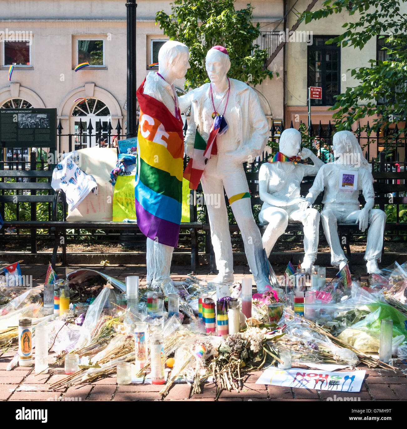 Der Gay Liberation Monument in Christopher Park in der Nähe von Stonewall Inn in Greenwich Village in New York City Stockfoto