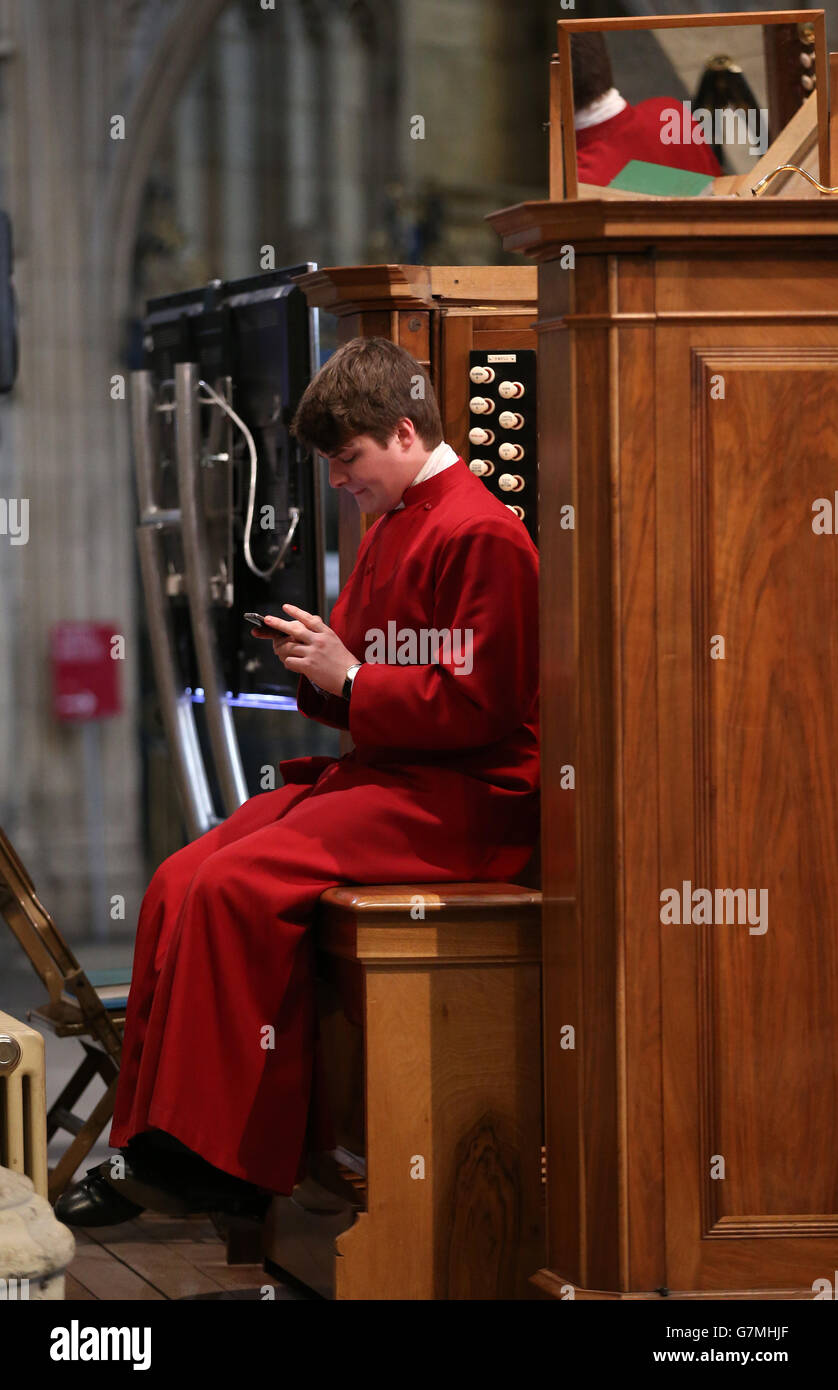 Der Junge sitzt an der Orgel, während die Vorbereitungen vor einem Gottesdienst im York Minster, York, stattfinden, wo Frau Libby Lane als achte Bischofssitz von Stockport geweiht wurde. Stockfoto