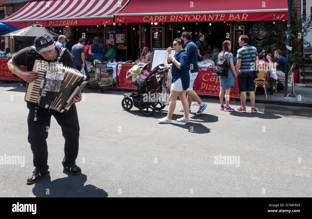 Akkordeon spielender Busker, der Gäste im Freien in der Mulberry Street unterhält Little Italy in New York City Stockfoto