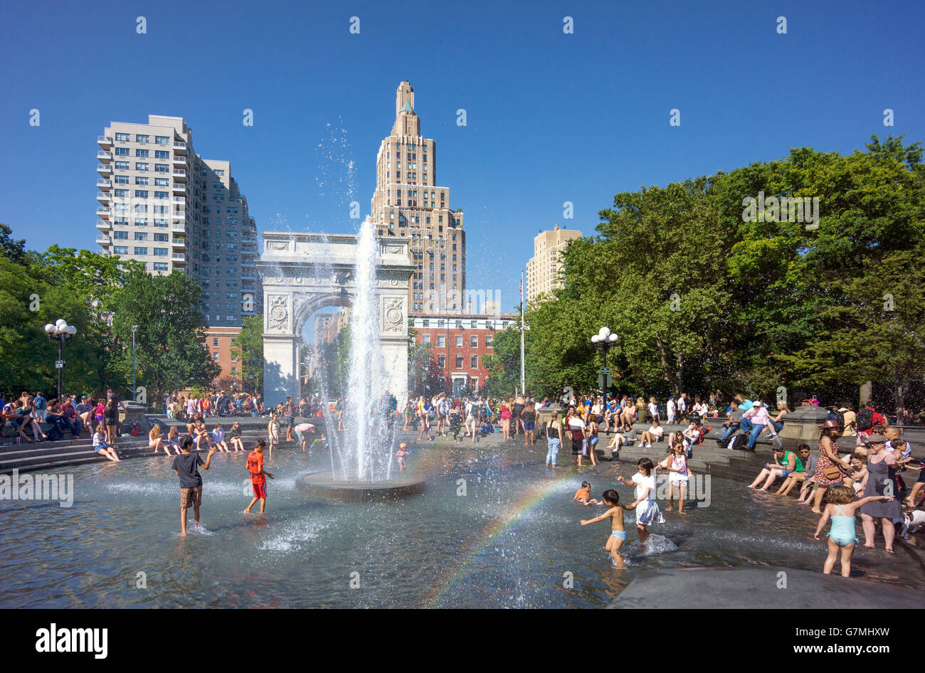 Kinder spielen in den Washington Square Brunnen in Greenwich Village in New York City Stockfoto