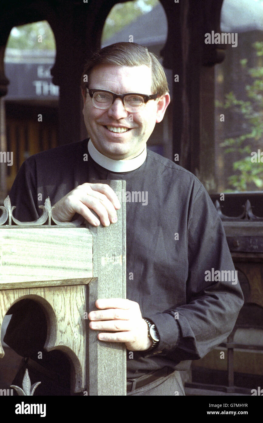 Rev. Michael John Saward, der in das Kirchenwerk der St. Paul's Cathedral berufen wurde. Stockfoto