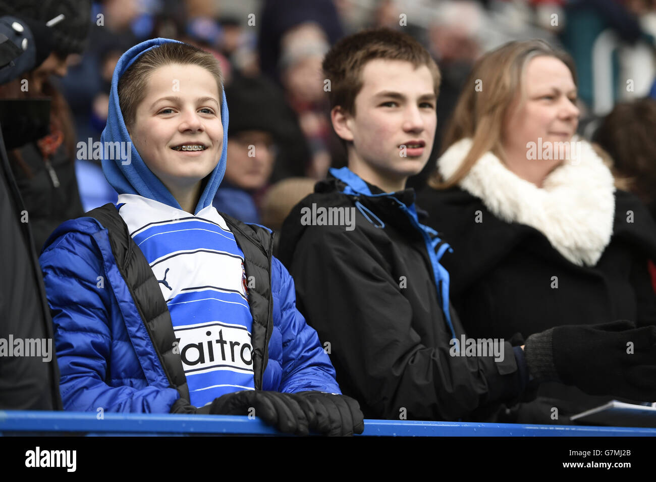 Fußball - Sky Bet Championship - Reading V Sheffied Mittwoch - Madejski Stadium. Lesen Fans in den Ständen vor dem Spiel Stockfoto