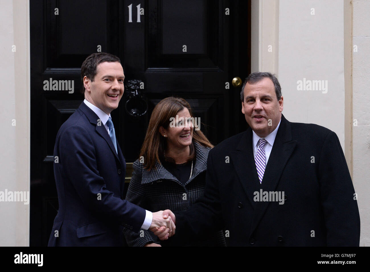 Der Gouverneur von New Jersey, Chris Christie (rechts), und seine Frau Pat treffen den Kanzler George Osborne in der Downing Street Nr. 11 in London. Stockfoto
