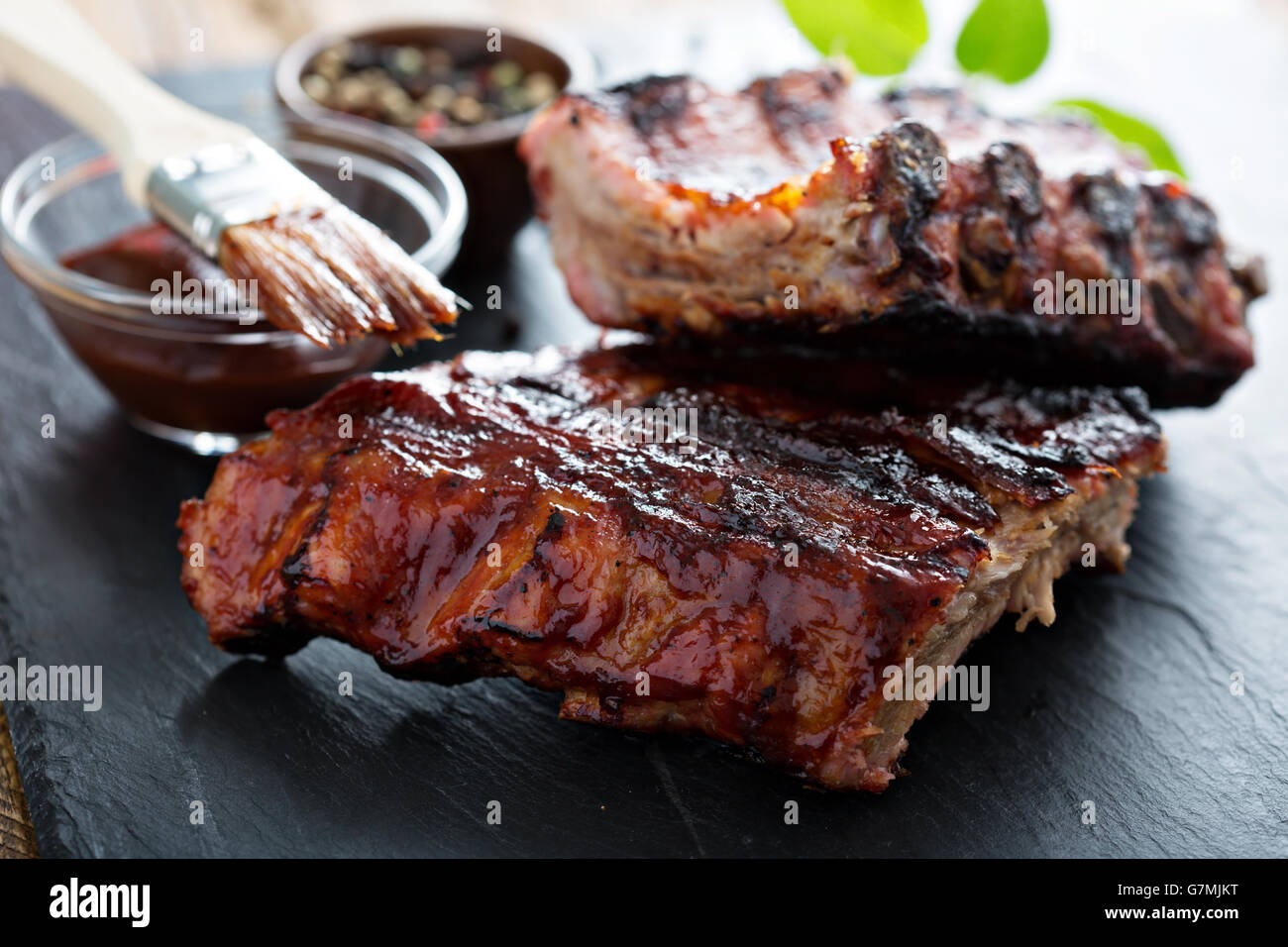 Gegrillte Schweinerippchen mit Bbq-Sauce baby Stockfoto