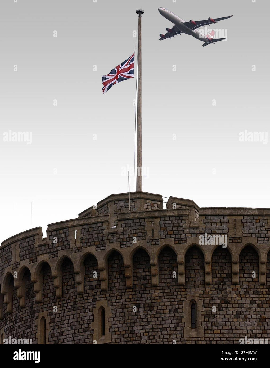 Der Union Jack fliegt am halben Mast um Mittag während einer dreiminütigen Stille, um an die Opfer zu erinnern. Stockfoto