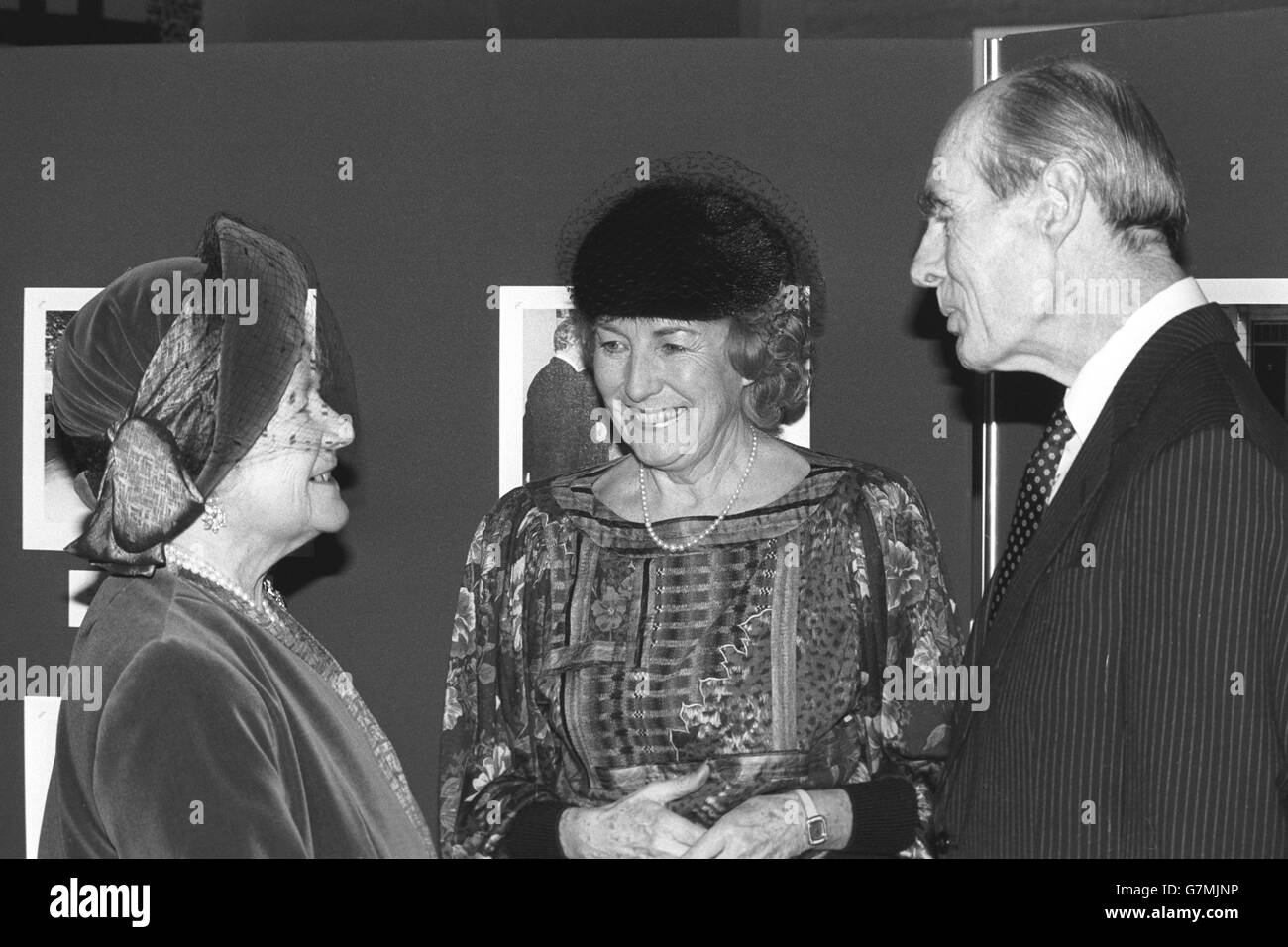 Die Queen Mother chattet bei der Einweihungszeremonie für das Friends of the Imperial war Museum in London mit den beiden Weltkriegslegenden Dame Vera Lynn und Gruppenkapitän Leonard Cheshire, in dem die britische Sammlung der Kriegsgeschichte aus dem Jahr 1914 untergebracht ist. Stockfoto