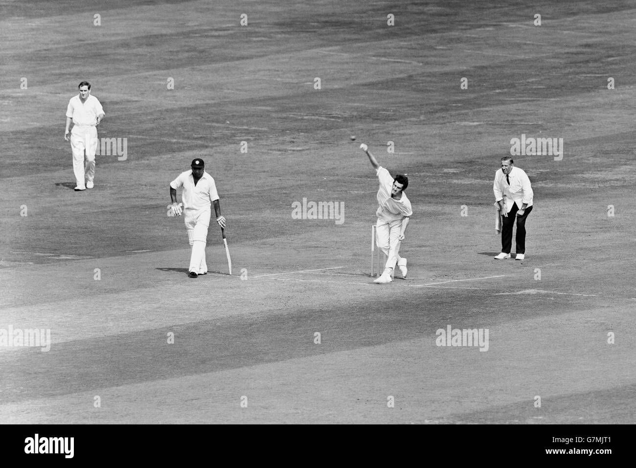 Cricket - Vierter Test - England gegen Rest der Welt - Dritter Tag. John Snow (zweiter Platz) in England beim Bowling Stockfoto