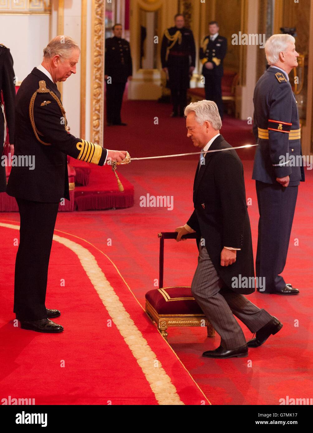 Der rechthabende Sir Alan Duncan aus London wird vom Prinzen von Wales im Buckingham Palace zum Ritter-Kommandeur des Ordens von St. Michael und St. George ernannt. Stockfoto