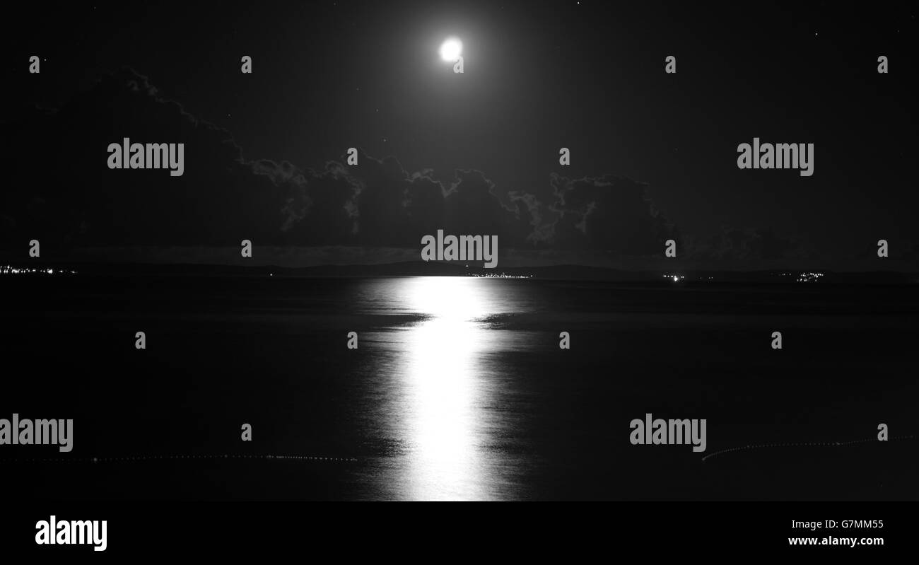 Black And White Night dalmatinischen Seelandschaft mit Vollmond und bewölktem Himmel in Kroatien Stockfoto