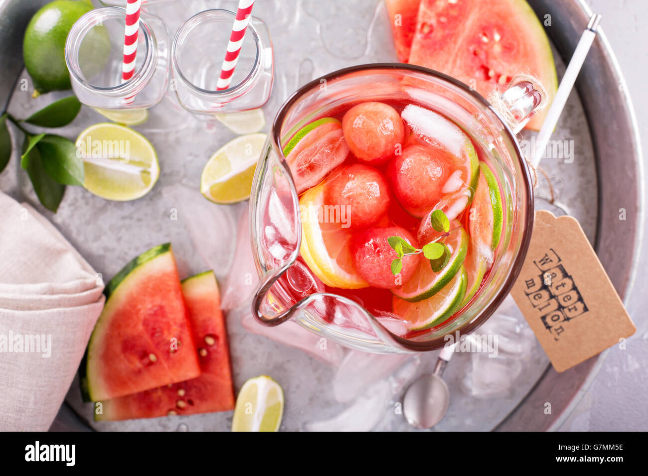 Wassermelonen-Getränk mit Kalk in einen Krug Stockfoto