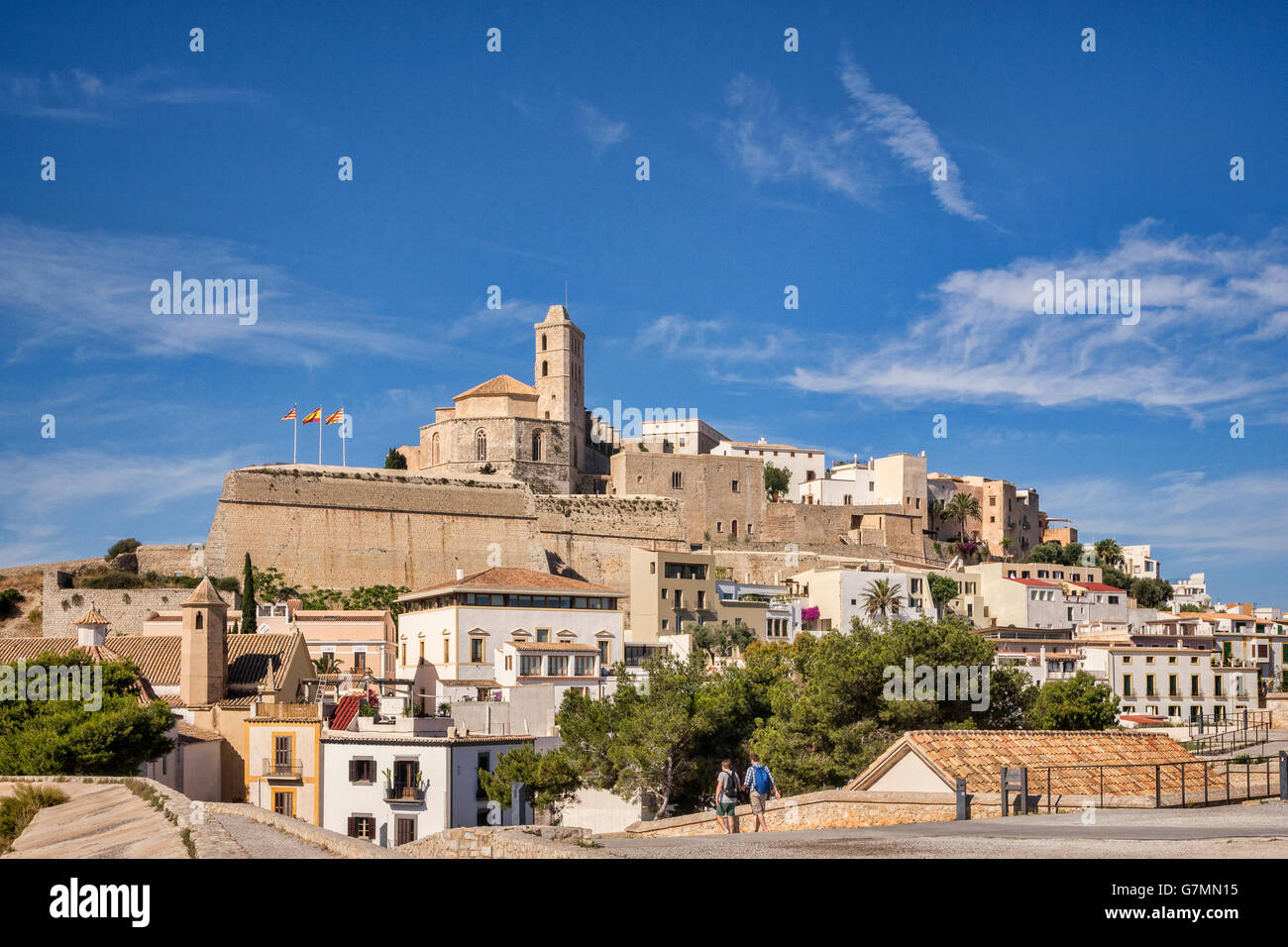 Dalt Vila, der Altstadt von Ibiza-Stadt, dominiert von der Kathedrale und von der Stadtmauer aus gesehen. Stockfoto