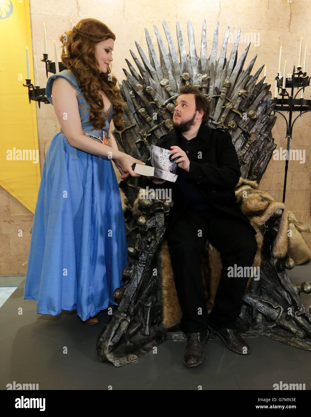Filme Und Serien Von John Bradley west Der Schauspieler John Bradley-West, der Samwell Tarly in der Fernsehserie Game of Thrones spielt, signiert bei der Eröffnung der Game of Thrones-Ausstellung in der O2 Arena in London Kopien des Buches für
