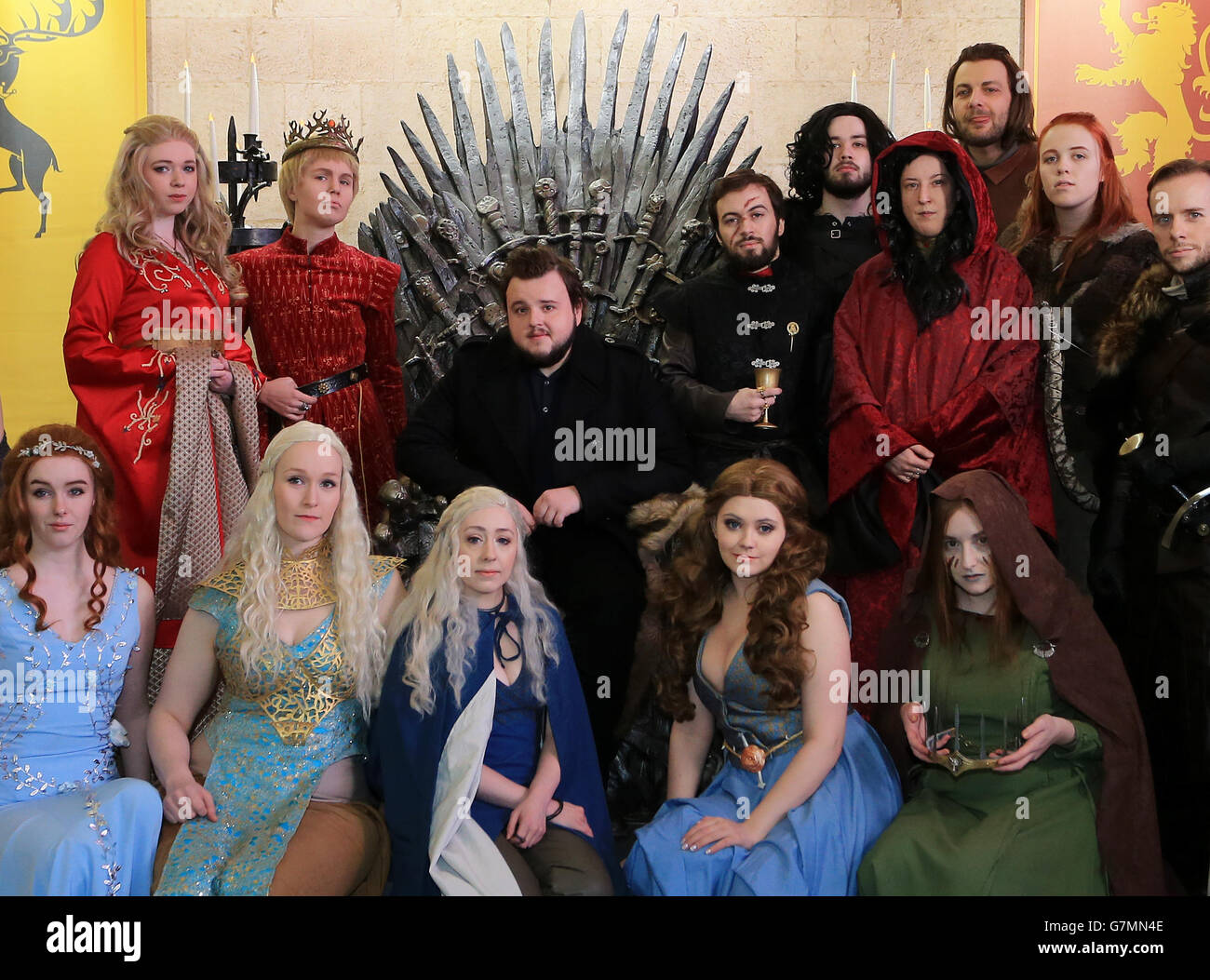 Filme Und Serien Von John Bradley west Schauspieler John Bradley-West (Mitte), der Samwell Tarly in der Fernsehserie Game of Thrones mit Fans der Show spielt, bei der Eröffnung der Ausstellung Game of Thrones in der O2 Arena in London