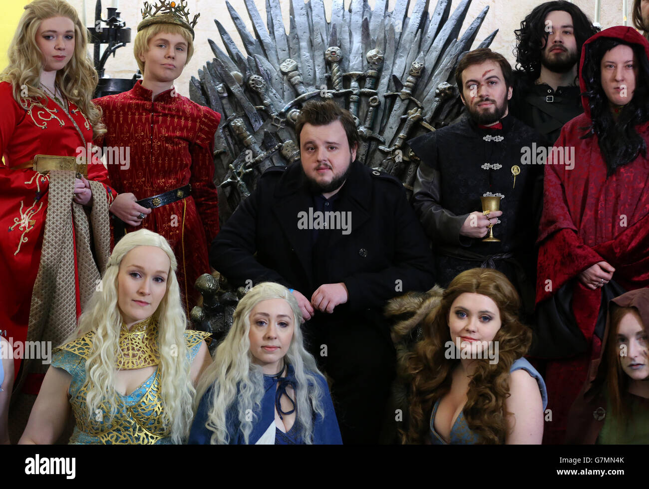 Filme Und Serien Von John Bradley west Schauspieler John Bradley-West (Mitte), der Samwell Tarly in der Fernsehserie Game of Thrones mit Fans der Show spielt, bei der Eröffnung der Ausstellung Game of Thrones in der O2 Arena in London