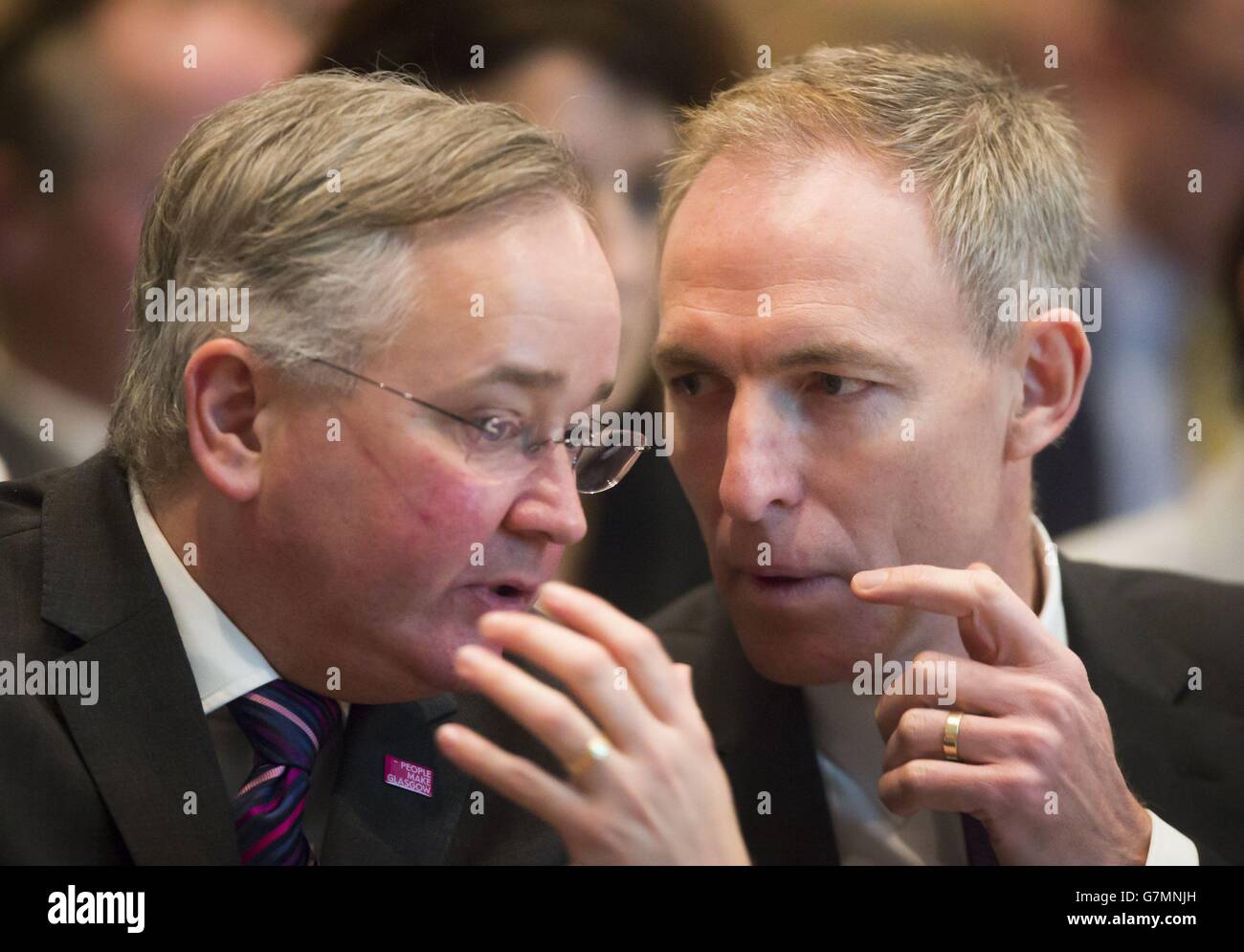 Jim Murphy (rechts), Vorsitzender der Scottish Labour Party, und Gordon Matheson (links), Vorsitzender des Stadtrats von Glasgow, während des Devolution Summit der britischen Kernstädte in der Glasgow Royal Concert Hall. Stockfoto