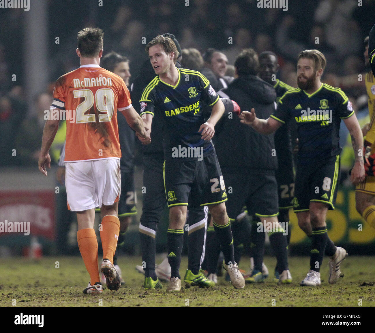 Anthony McMahon aus Blackpool schüttelt sich die Hände mit Tomas Kalas aus Middlesbrough (rechts) Stockfoto