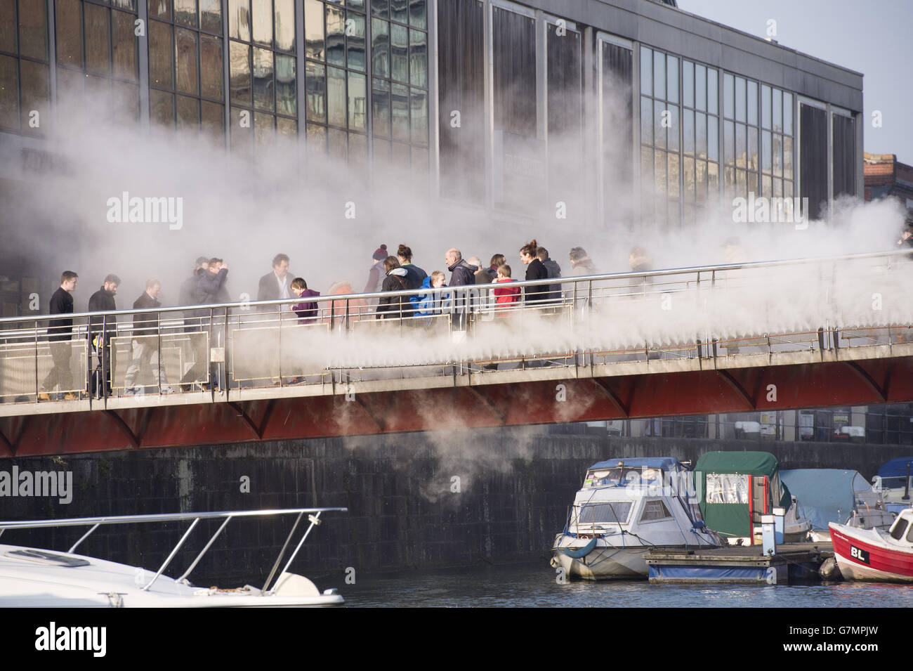 Die japanische Künstlerin Fujiko Nakaya baut eine Nebelbrücke über den Hafen von Bristol, um den Status der Stadt als Grüne Hauptstadt Europas zu feiern. Stockfoto