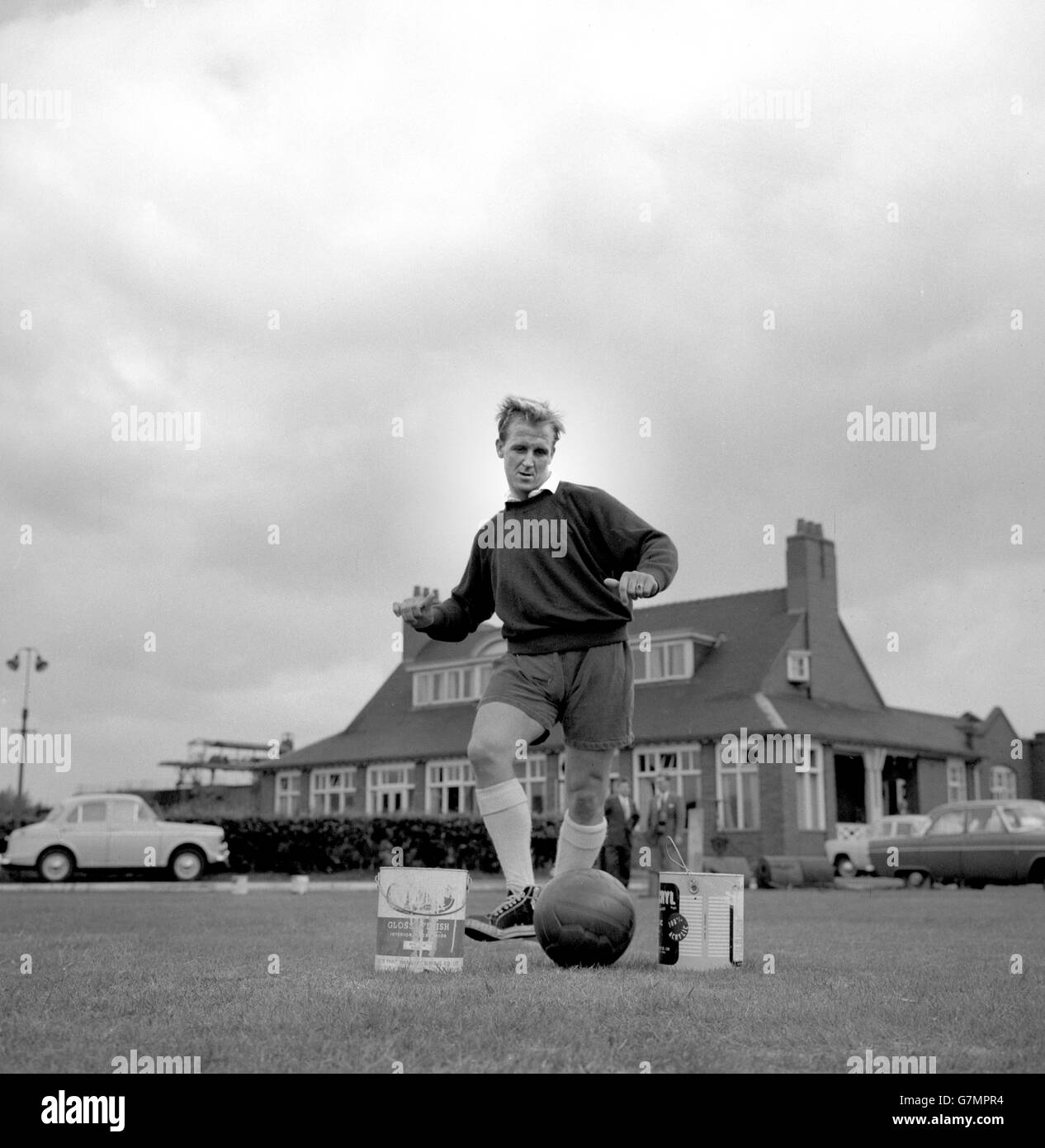 Manchester United Kapitän Maurice Setters beschäftigt einige Farbdosen, wie er Ballkontrolle übt. Stockfoto