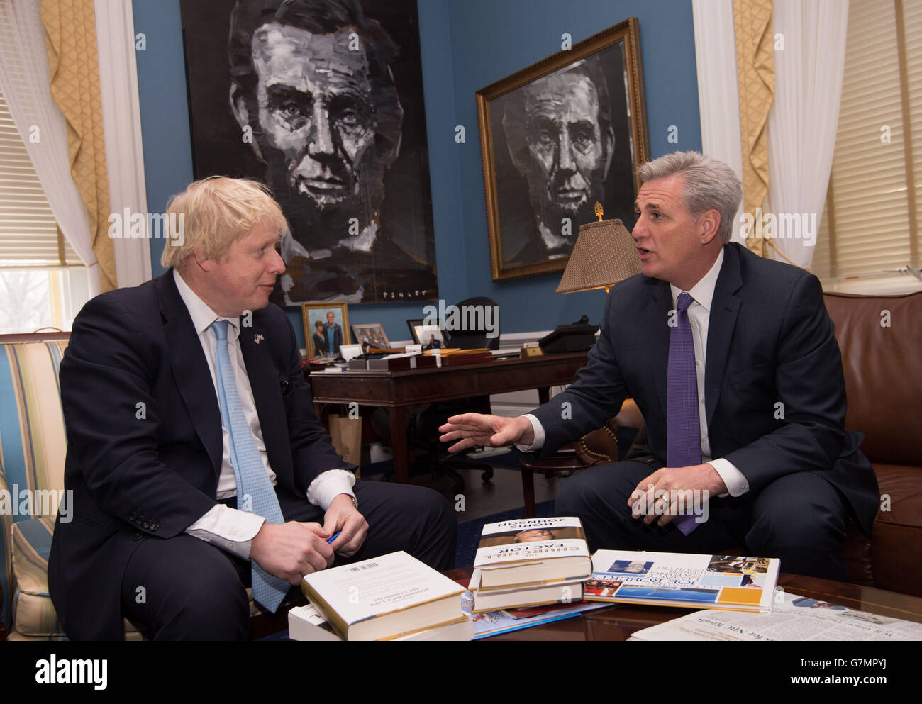 Der Bürgermeister von London, Boris Johnson, trifft den Mehrheitsführer des Vereinigten Repräsentantenhauses, Kevin McCarthy, während er am fünften Tag eines siebentägigen Handelsbesuchs in den Vereinigten Staaten Boston, New York und Washington DC besucht. Stockfoto