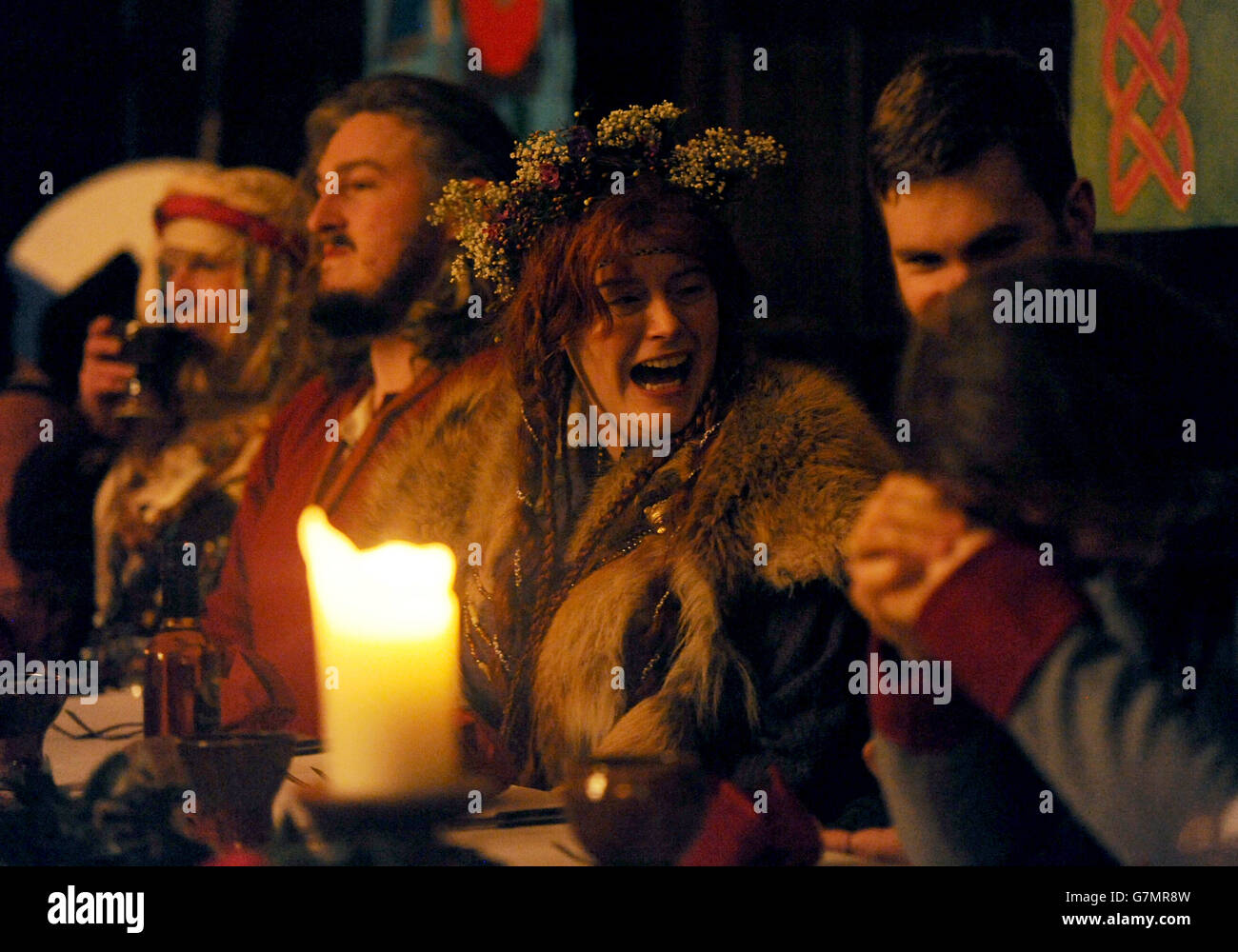 Viking Re-enakteurin Emma rühmt sich als Lifthrasir feiert nach einer Hochzeitszeremonie vor einem Bankett in der Merchant Taylor's Hall während des Jorvik Viking Festival, York bekannt. Stockfoto