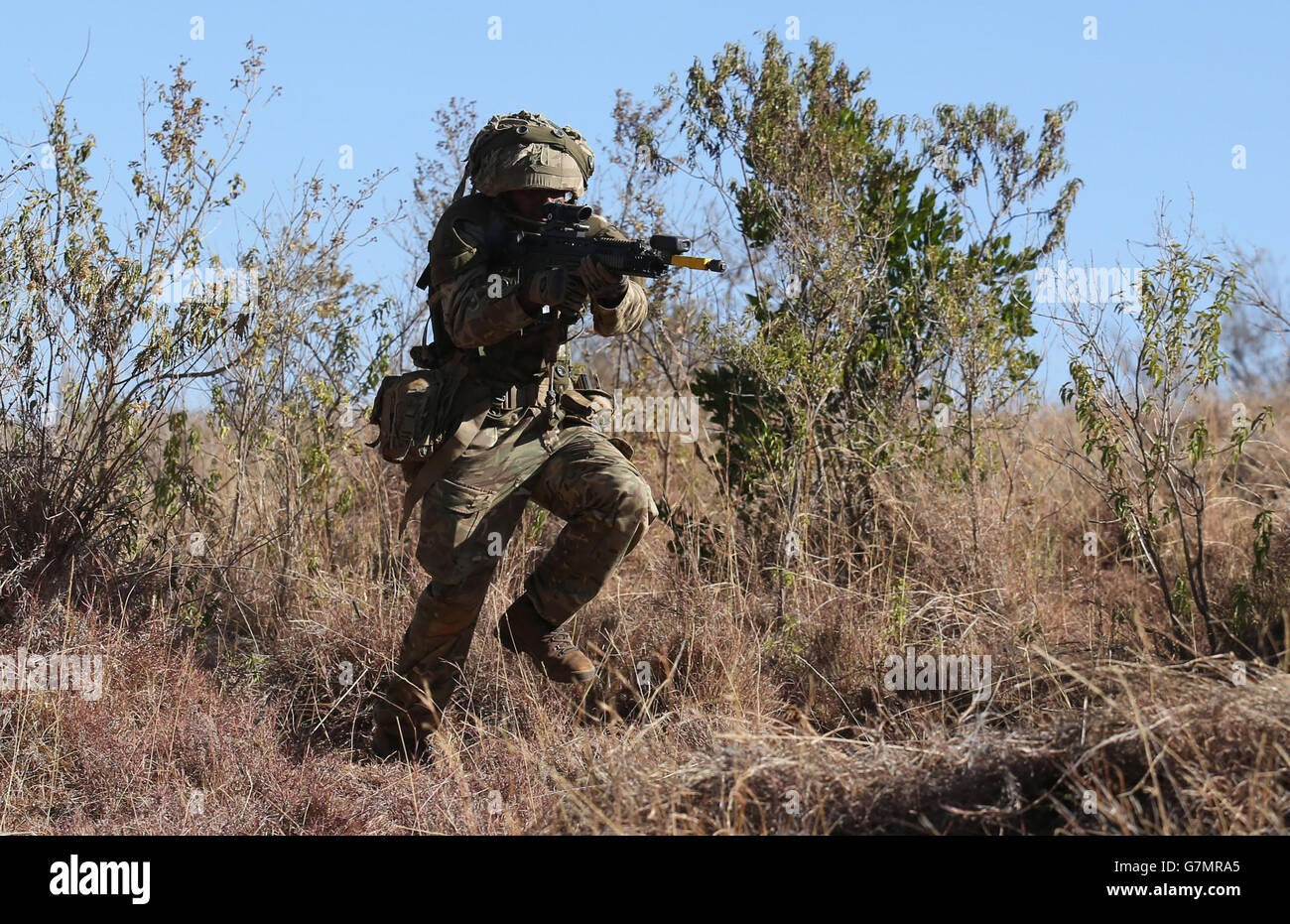 Ein Soldat eilt vorwärts, während Truppen des 2. Bataillons, des Royal Regiment of Scotland, an der Übung Askari Storm am Stadtrand von Nanyuki, Kenia, teilnehmen. Stockfoto