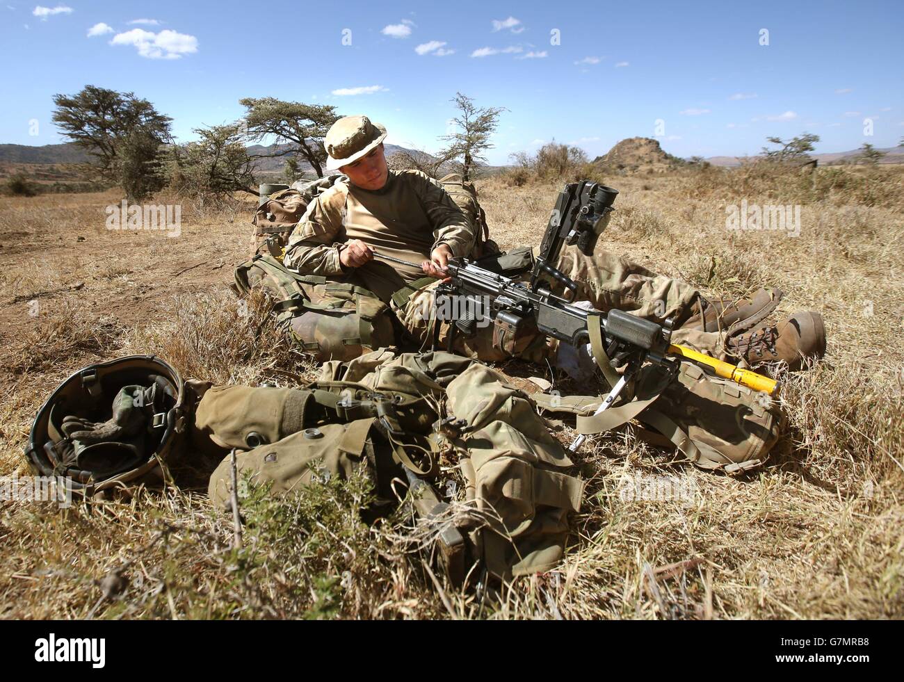Ein Soldat reinigt seine Waffe, während Truppen des 2. Bataillons, des Royal Regiment of Scotland, an der Übung Askari Storm am Stadtrand von Nanyuki, Kenia, teilnehmen. Stockfoto