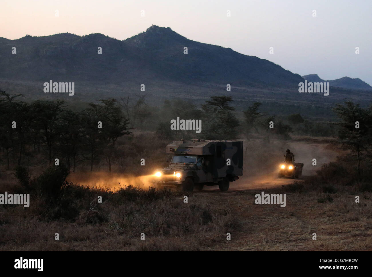 Ein Krankenwagen, der in der Abenddämmerung als Soldaten des 2. Bataillons, des Royal Regiment of Scotland, an der Übung Askari Storm am Stadtrand von Nanyuki, Kenia, teilnimmt. Stockfoto
