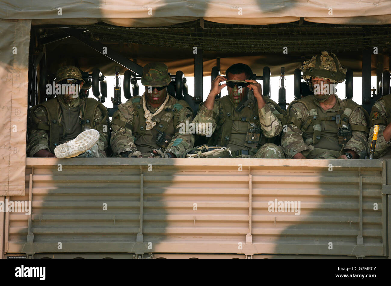 Soldaten des 2. Bataillons, des Royal Regiment of Scotland, sitzen in einem Wagen, während sie sich auf die Teilnahme an der Übung Askari Storm am Stadtrand von Nanyuki, Kenia, vorbereiten. Stockfoto