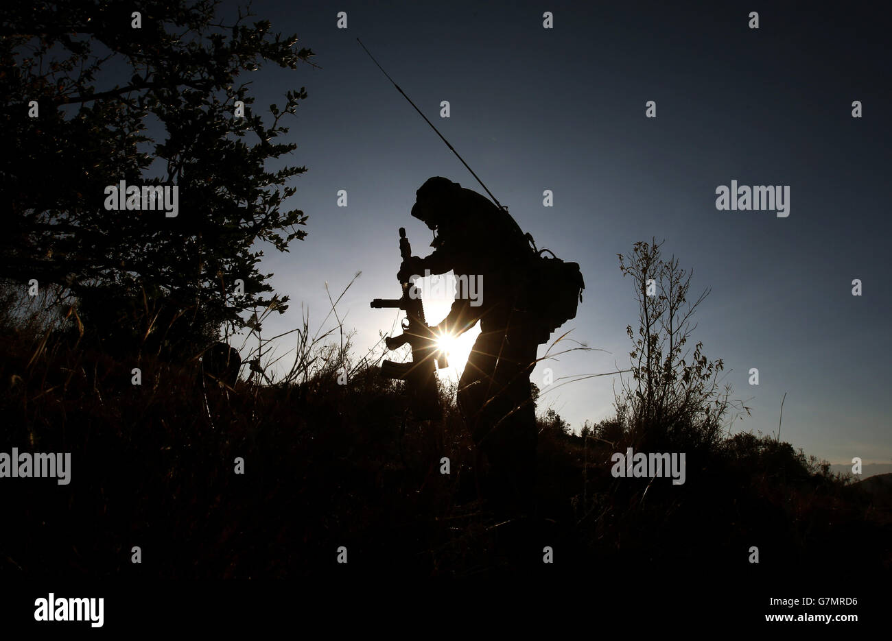 Soldaten des Mercian Regiments spielen die Rolle des 'Feindes', da Truppen des 2. Bataillons, des Royal Regiment of Scotland, an der Übung Askari Storm am Stadtrand von Nanyuki, Kenia, teilnehmen. Stockfoto