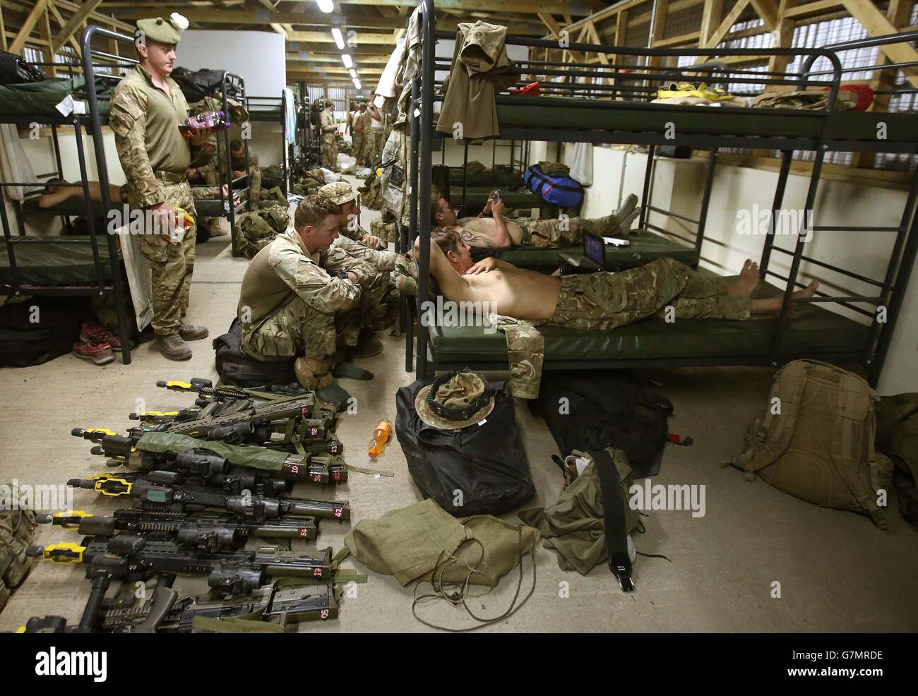 Soldaten der C-Kompanie sehen fern, während sie in einem Schlafsaal des Luftwaffenstützpunktes Lab(E) Laikipia (Ost) die Ausrüstung sortieren, während sie sich mit anderen Soldaten des 2. Bataillons, dem Royal Regiment of Scotland, auf die Teilnahme an der Übung Askari Storm am Stadtrand von Nanyuki, Kenia, vorbereiten. Stockfoto