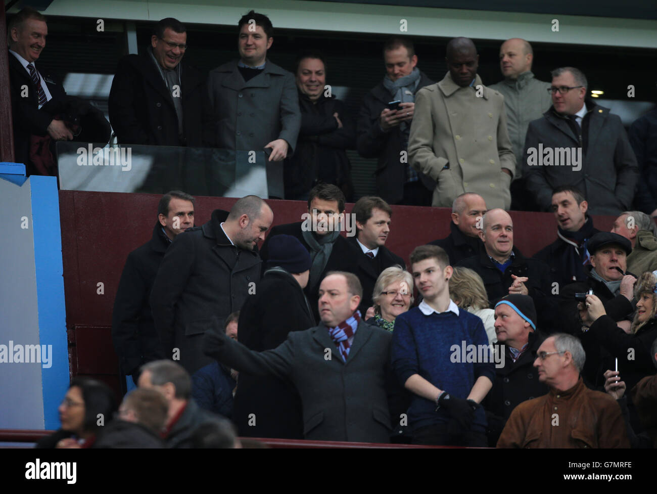 Tim Sherwood, der neue Manager von Aston Villa, schaut sich das Spiel an Das Feld Directors Stockfoto