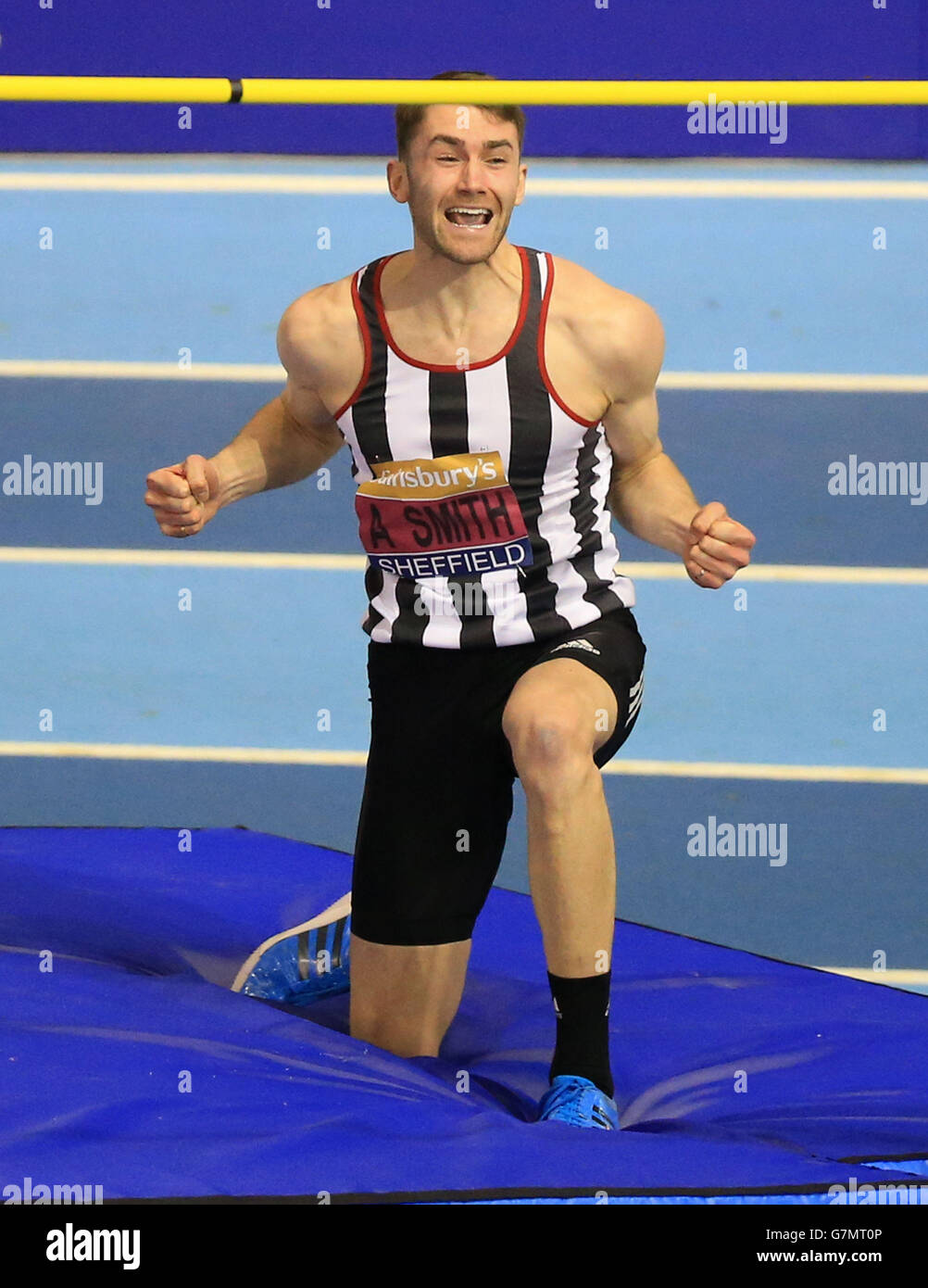 Allan Smith feiert den Gewinn des Herren-Hochsprungfinales am zweiten Tag der Sainsbury's British Indoor Championships im English Institute of Sport, Sheffield. Stockfoto