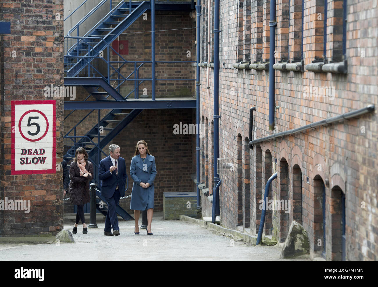 Die Herzogin von Cambridge, spaziert mit Emma Bridgewater und ihrem Mann Matthew Rice, während eines Besuchs in der Emma Bridgewater Fabrik in Stoke-on-Trent, Staffordshire, um die Produktion einer Tasse zu sehen, die das Unternehmen zur Unterstützung von East Anglia's Children's Hospices ins Leben gerufen hat. Stockfoto