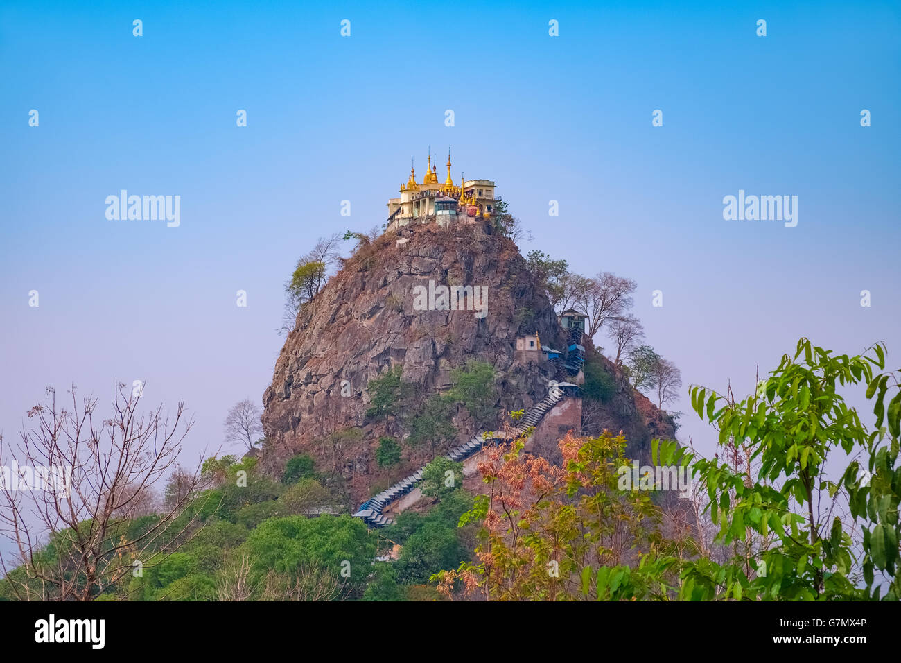 Mount Popa Tempel thront unglaubliche Kloster oben auf der Klippe, Myanmar, Südostasien Stockfoto