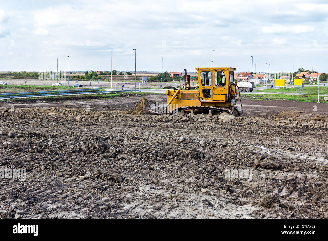 Name mit Caterpillar bewegt Erde im Freien. Stockfoto