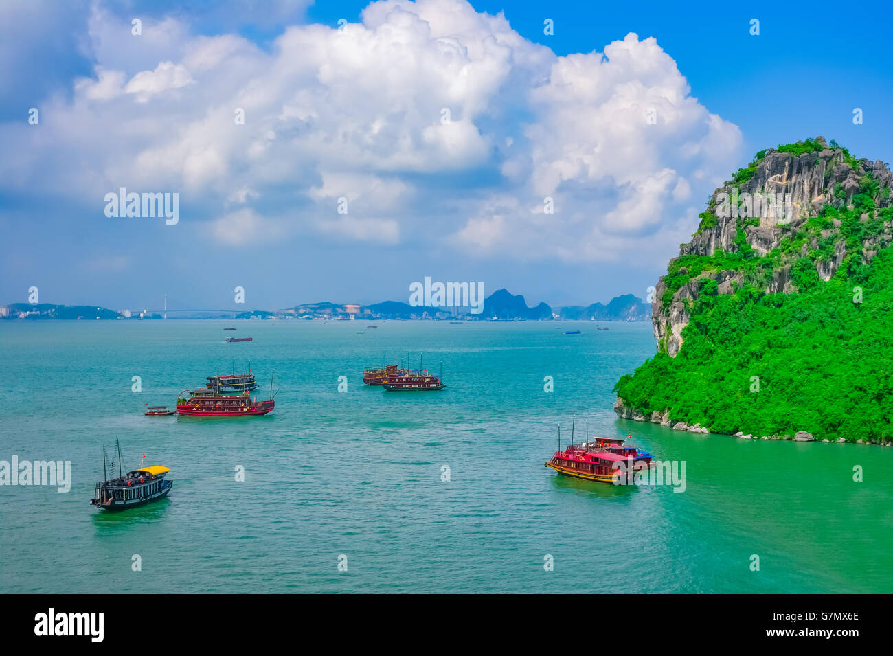 Kreuzfahrt Boote in Halong Bucht, Vietnam, Südostasien Stockfoto