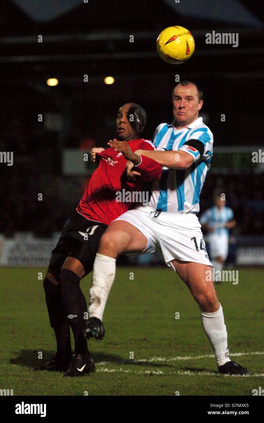 Coca-Cola Football League Championship - Brighton & Hove Albion / Nottingham Forest - Withdean Stadium. Guy Butters von Brighton & Hove Albion und Marlon King von Nottingham Forest Stockfoto