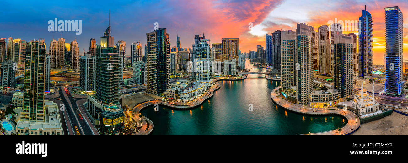 Panoramablick auf Dubai Marina in Vereinigten Arabischen Emiraten bei Sonnenuntergang Stockfoto