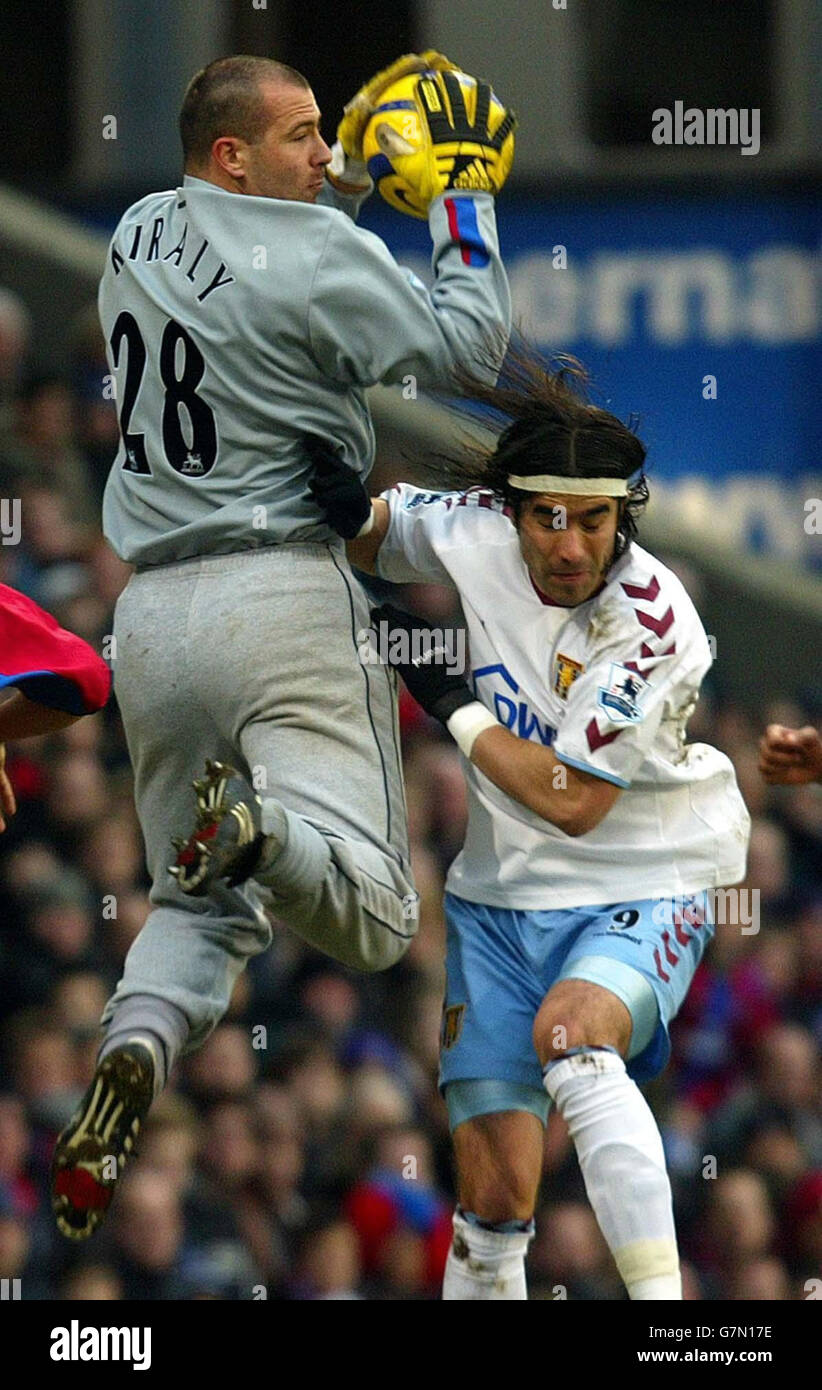 Crystal Palace Torhüter Gabor Kiraly (links) fängt den Ball voraus Von Juan Pablo Angel der Aston Villa Stockfoto