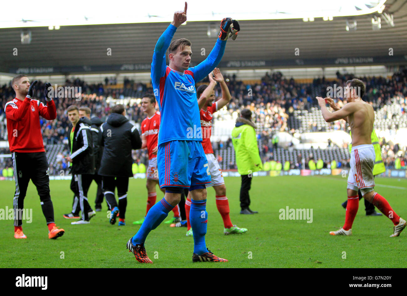 Fußball - Sky Bet Championship - Derby County / Nottingham Forest - iPro Stadium. Torhüter Dorus de Vries aus Nottingham Forest feiert nach dem Schlusspfiff Stockfoto