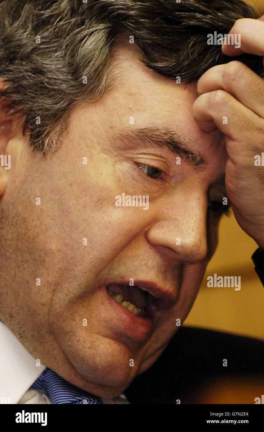 Bundeskanzler Gordon Brown beginnt seine Rede, in der er zu einem neuen Abkommen zwischen den reichsten und den ärmsten Ländern und einer „gemeinsam getragenem Willen“ aufrief, alles zu tun, um den Opfern des Tsunamis zu helfen. Stockfoto