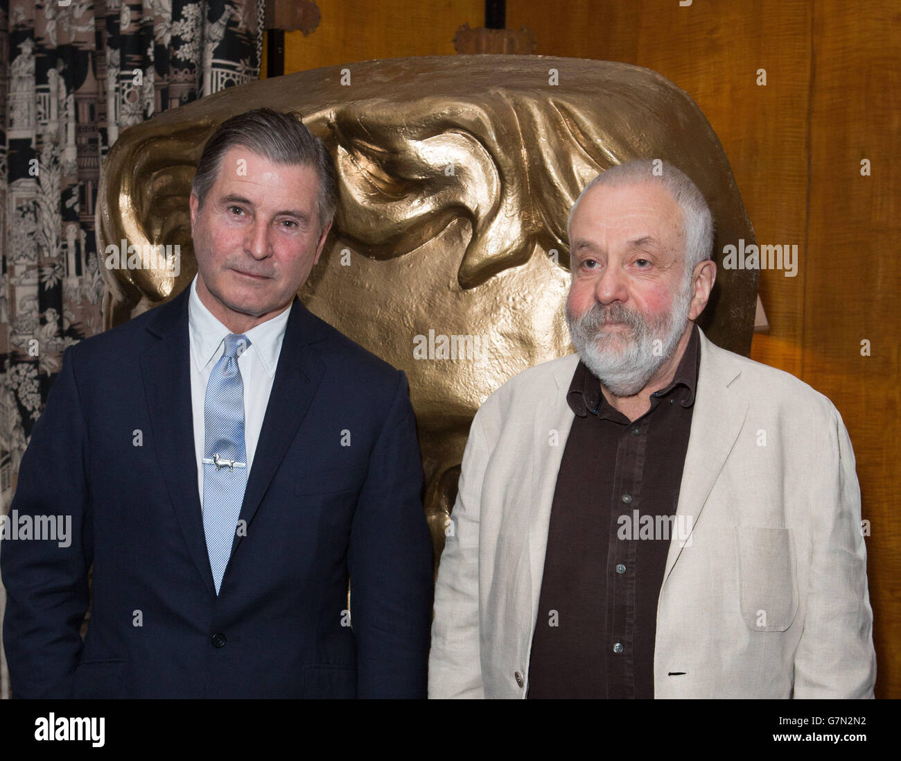 Jeremy Hackett (links) und Mike Leigh (rechts) beim BAFTA Fellowship Lunch für Mike Leigh im Savoy Hotel, London. Stockfoto