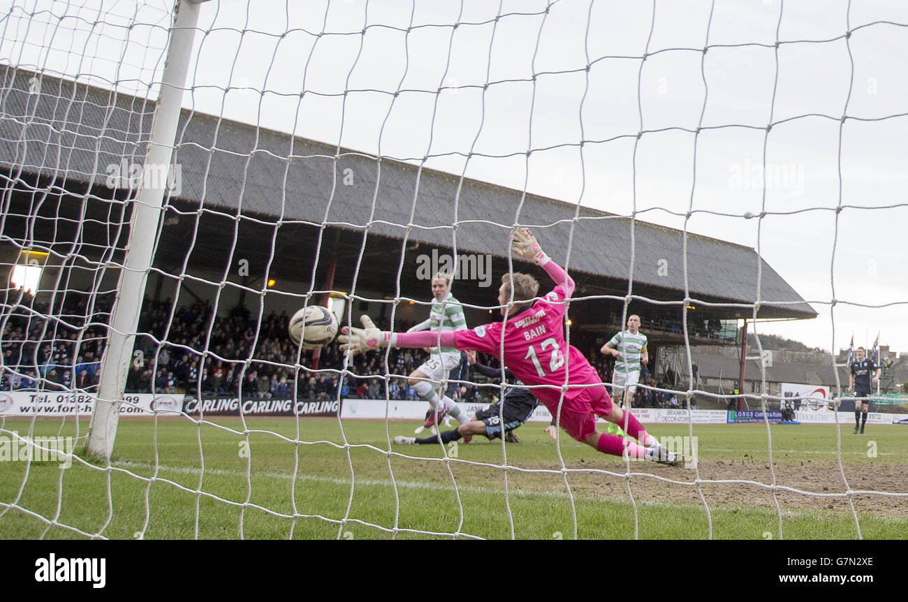 Fußball - William Hill Scottish Cup - Fünfte Runde - Dundee gegen Celtic - Dens Park. Celtic Stefan Johansen schießt sein Tor beim William Hill Scottish Cup Fifth Round Spiel in Dens Park, Dundee. Stockfoto
