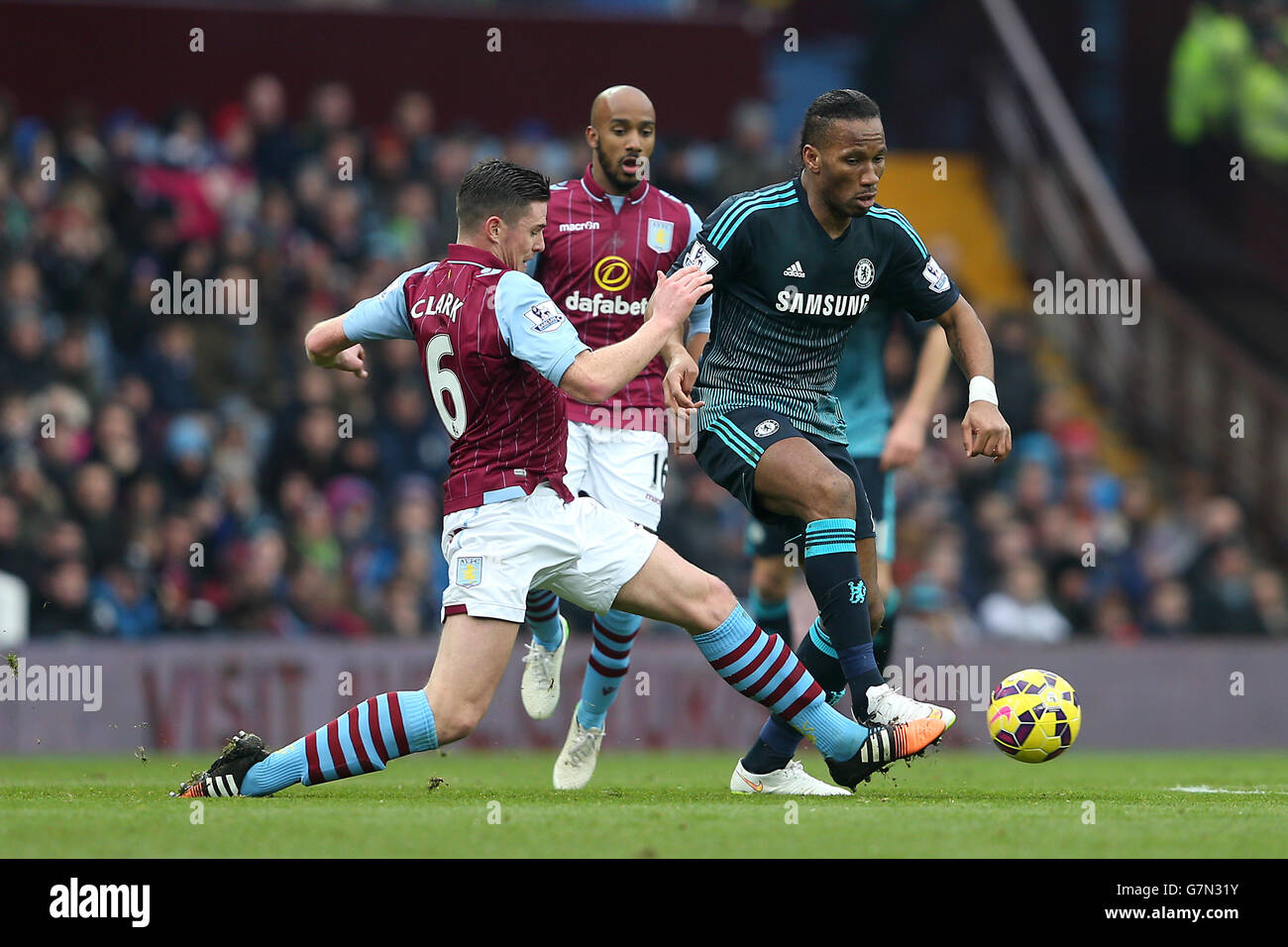 Ciaran Clark von Aston Villa (links) und Didier Drogba von Chelsea (rechts) kämpfen während des Spiels der Barclays Premier League in Villa Park, Birmingham, um den Ball. DRÜCKEN SIE VERBANDSFOTO. Bilddatum: Samstag, 7. Februar 2015. Siehe PA Story SOCCER Villa. Bildnachweis sollte lauten: David Davies/PA Wire. Stockfoto