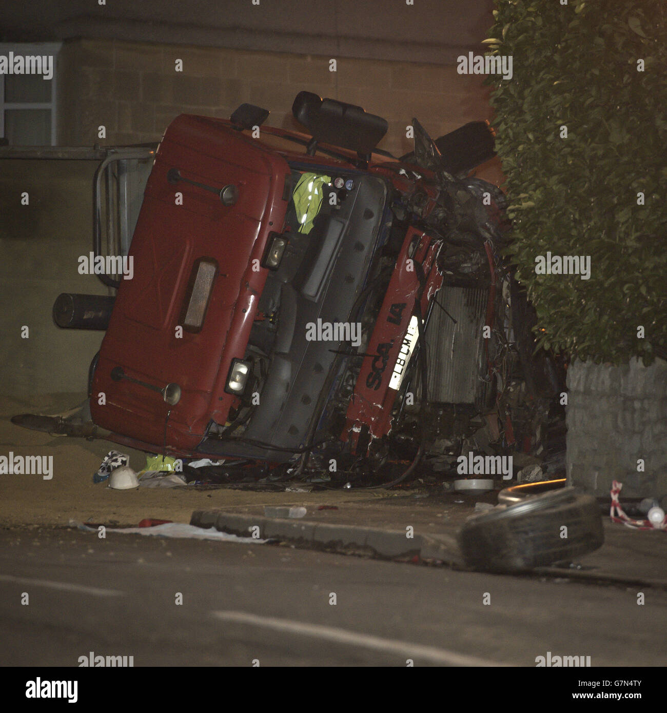 Die Szene eines Kippers nach der Kollision des Kipper-Trucks mit Fahrzeugen und Fußgängern auf einem Hügel in der Lansdown Lane in Upper Weston in Bath, Somerset, kurz nach 16 Uhr. Stockfoto