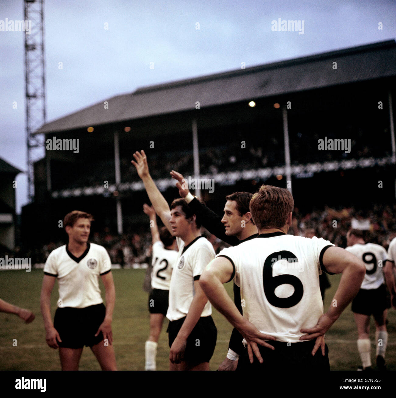 Lothar Emmerich (c) und Hans Tilkowski (2. R) Winken Sie den Fans nach ihrem 2-1-Sieg in der Menge zu Stockfoto