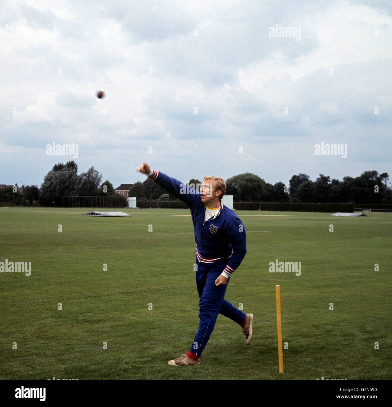 England Kapitän Bobby Moore versucht seine Hand an Cricket während Eine Trainingseinheit in Roehampton Stockfoto