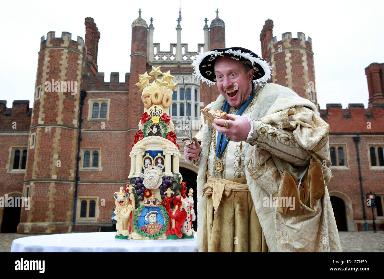 S 500. Geburtstag im Tudor Palast in East Molesey, Surrey, mit einem aufwendig detaillierten fünfstufigen Kuchen, der von Historic Royal Palaces aus Choccywoccydoodah in Auftrag gegeben wurde. Stockfoto